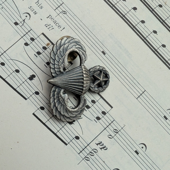 Silver Parachute Wings Pin - Picture 4 of 5